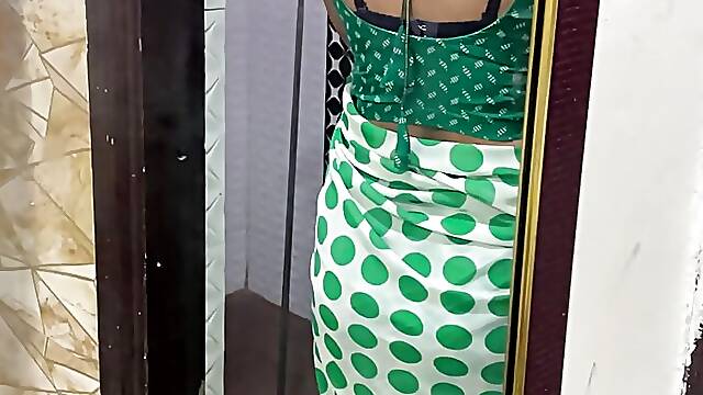 Desi Tharki Darzi Ne Mauka Ka Faida Uthakar Bhabhi ki kari chudai