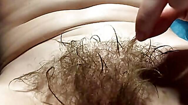 Love hairy pussies? Well youre gonna love me using The Gentlemans Stiffener to style my 70s-80s bush then!