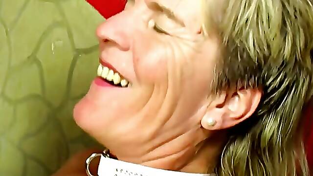 Busty mature spreads her legs to get fucked and fisted