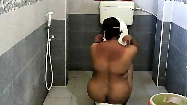 Horny Big Boobs Desi Aunty Taking Shower