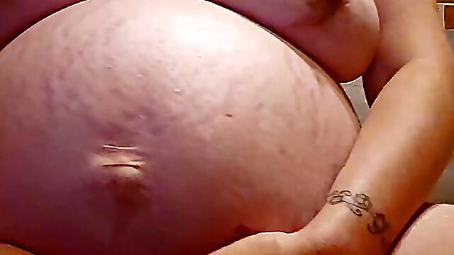 Vends-ta-culotte - Pregnant French amateur woman naked and fingering her pussy