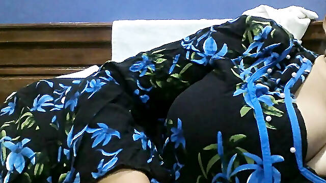 Indian tamil mallu aunty infrontof webcam