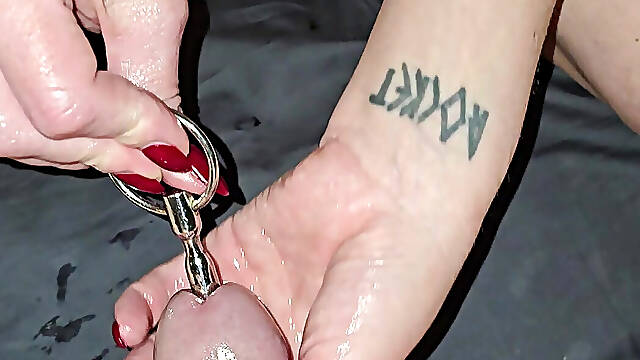 Amateur milf tests out different penis plugs on big cut cock