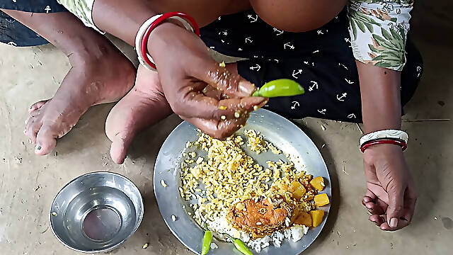 Desi bhabhi ne machhi chawal khaya