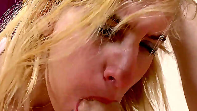 Natural big boobs blonde pussy fucking big dildo penetrated