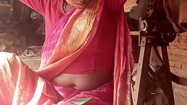 Oh yes Beautiful and cute bhabhi ji first desi village style Mein entry full romantic seen