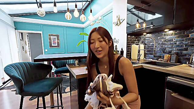 Qwinky porn game - try to seduce your Japanese maid