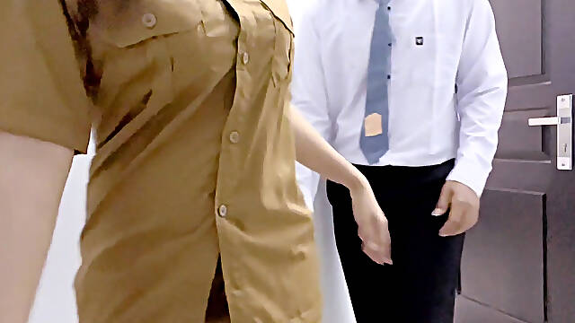 Teachers Teach Students Biology Lessons with Practice