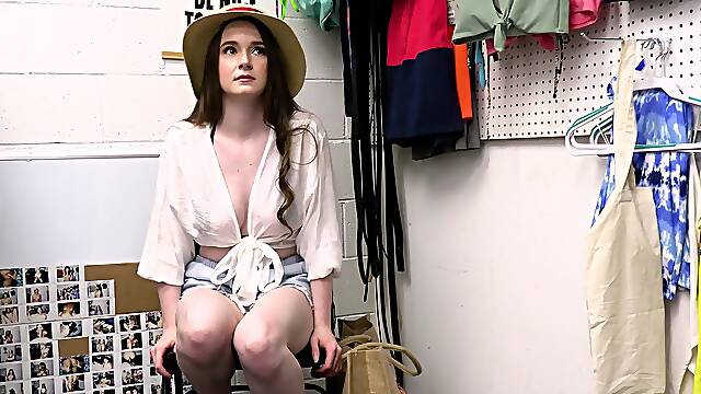 Curvy thief Hazel Moore gives a nice blowjob but that is not enough